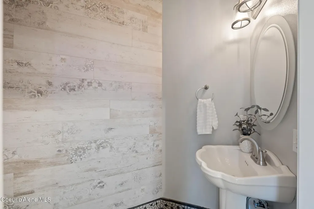 3825 E English Point Road Hayden ID 83835
