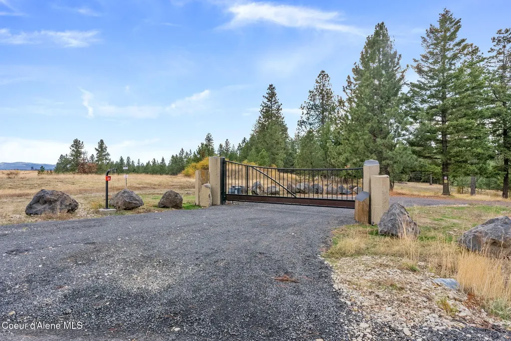 560 E Inglenook (approx) Lane Harrison ID 83833