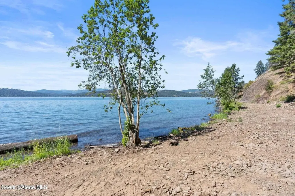 560 E Inglenook (approx) Lane Harrison ID 83833
