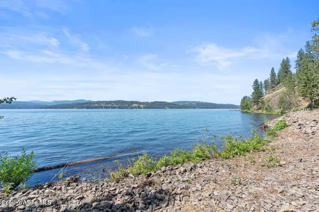 560 E Inglenook (approx) Lane Harrison ID 83833