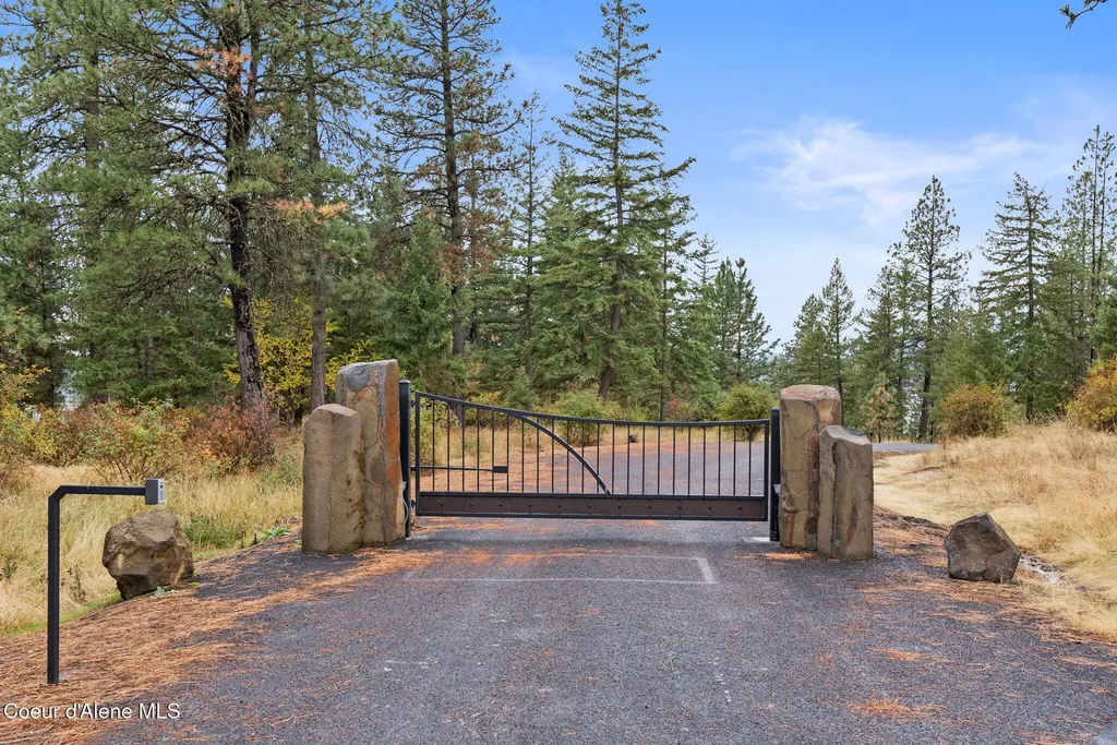 560 E Inglenook (approx) Lane Harrison ID 83833