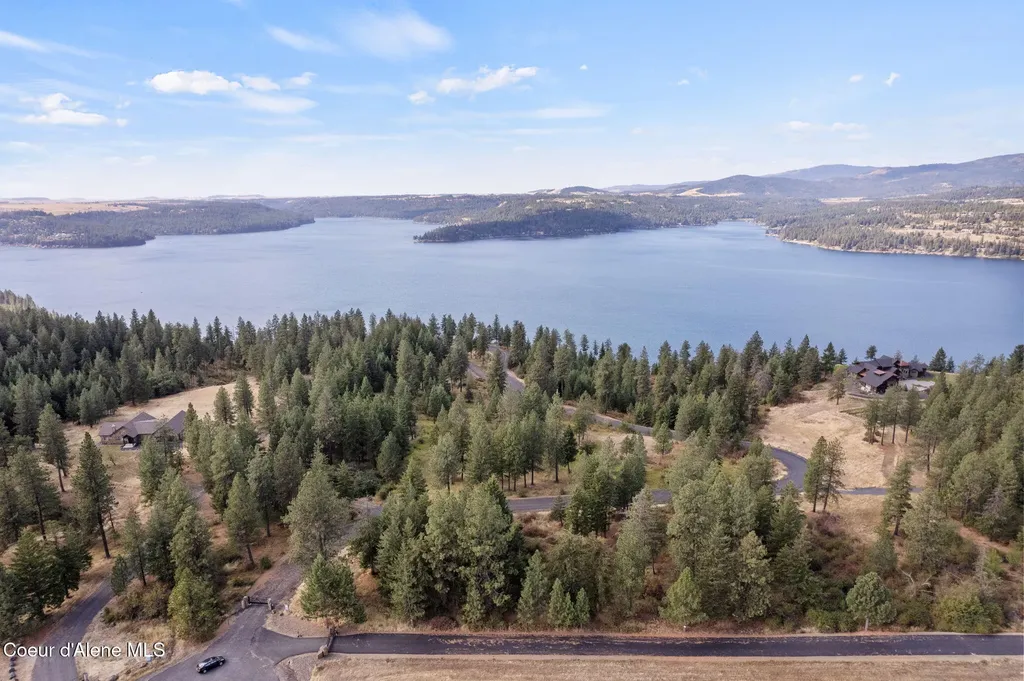 560 E Inglenook (approx) Lane Harrison ID 83833