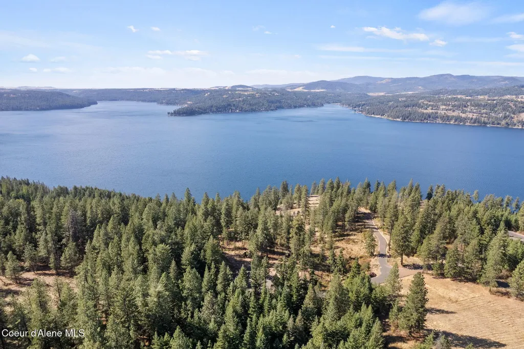 560 E Inglenook (approx) Lane Harrison ID 83833