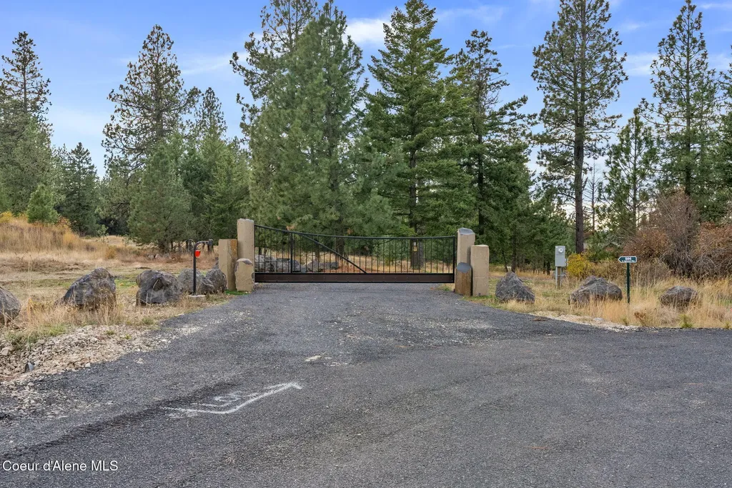 560 E Inglenook (approx) Lane Harrison ID 83833