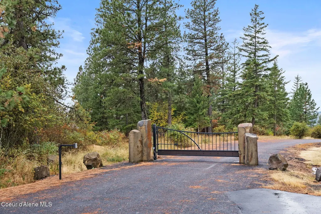 560 E Inglenook (approx) Lane Harrison ID 83833