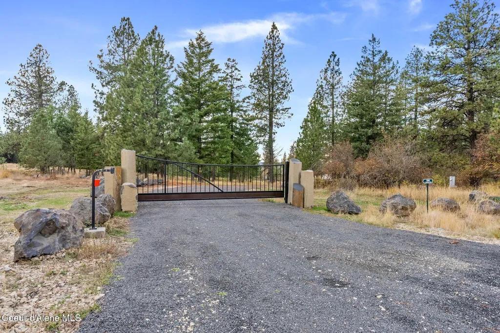560 E Inglenook (approx) Lane Harrison ID 83833