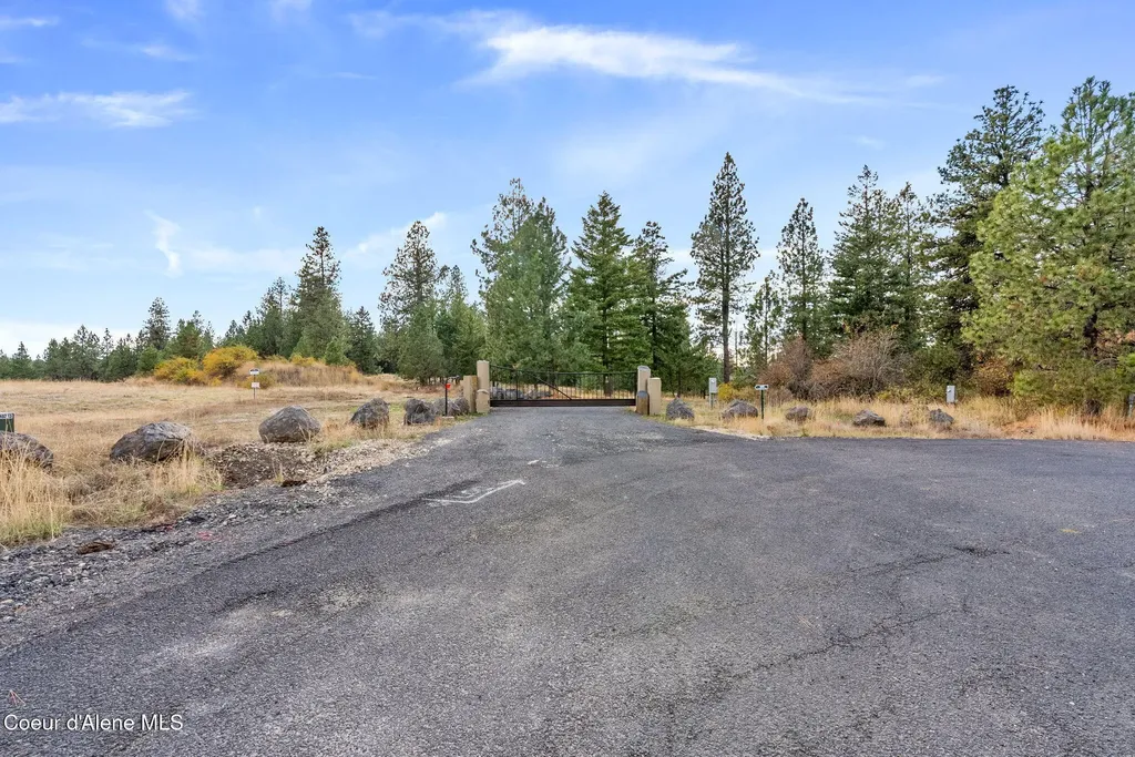 560 E Inglenook (approx) Lane Harrison ID 83833