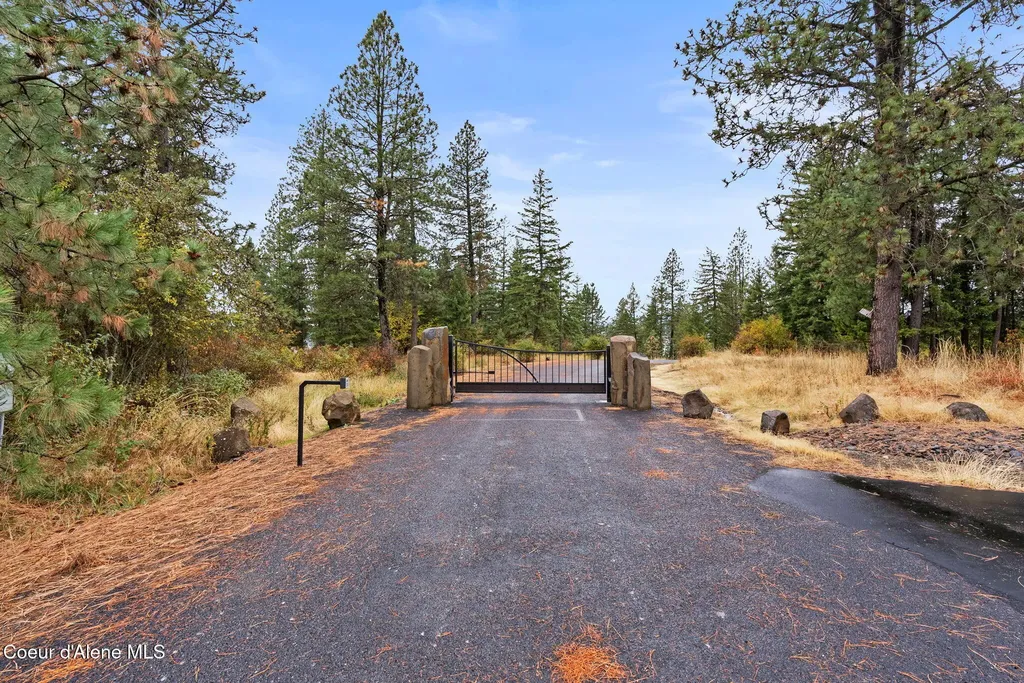 560 E Inglenook (approx) Lane Harrison ID 83833