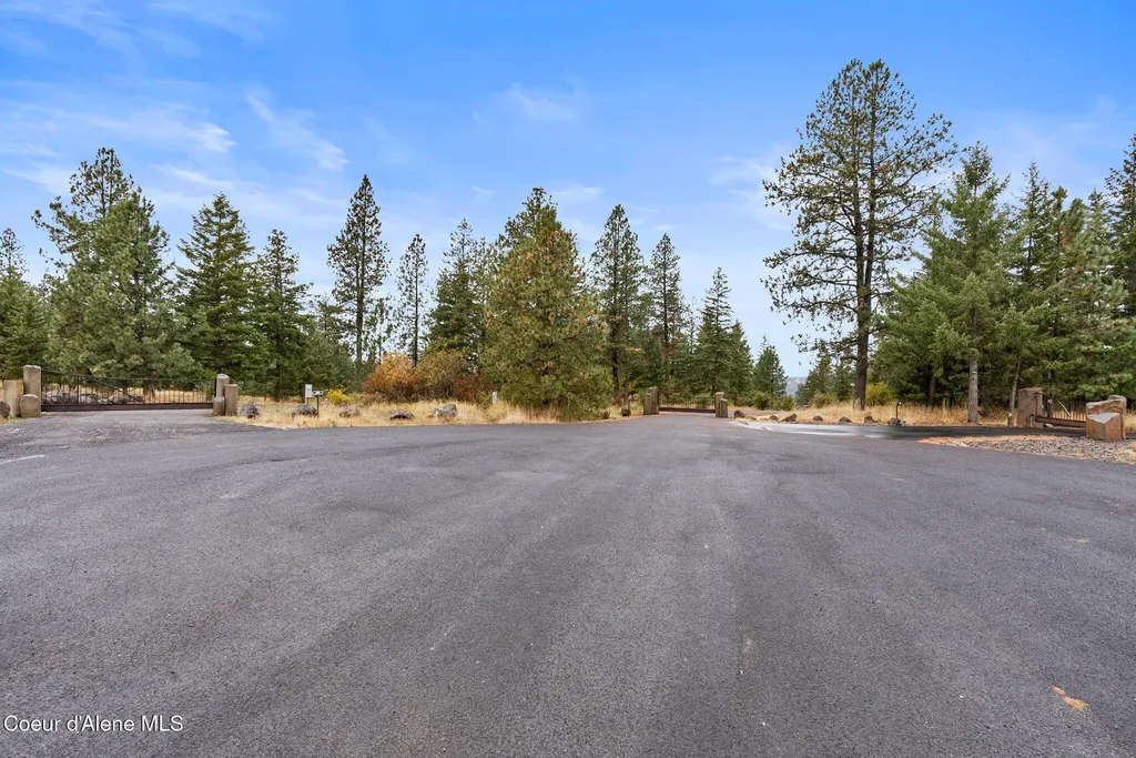 560 E Inglenook (approx) Lane Harrison ID 83833