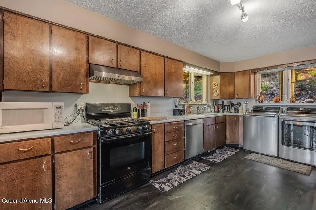 20355 Highway 2 Sandpoint ID 83864