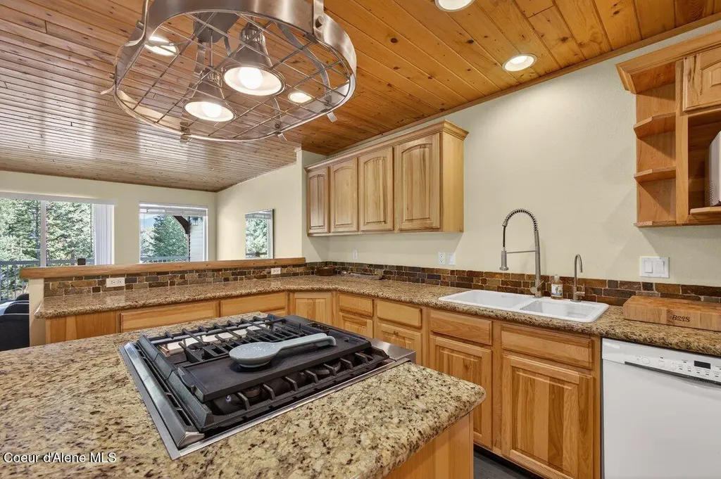 33885 N Moonbeam Court Bayview ID 83803