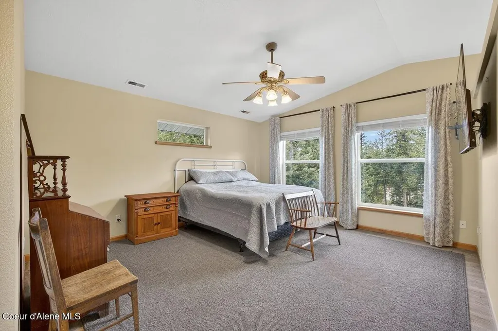 33885 N Moonbeam Court Bayview ID 83803