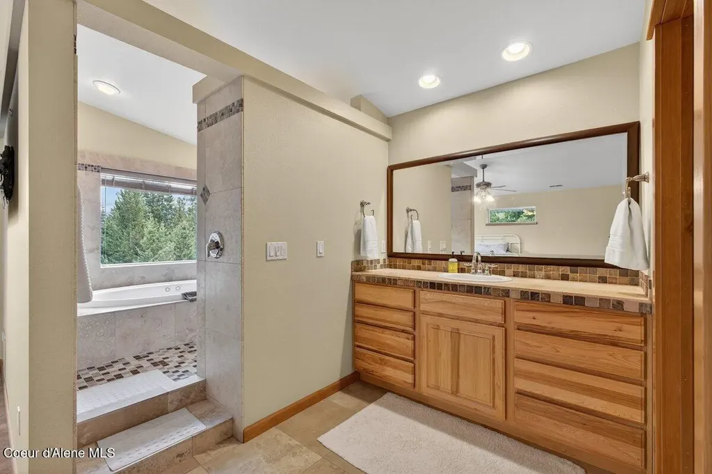 33885 N Moonbeam Court Bayview ID 83803
