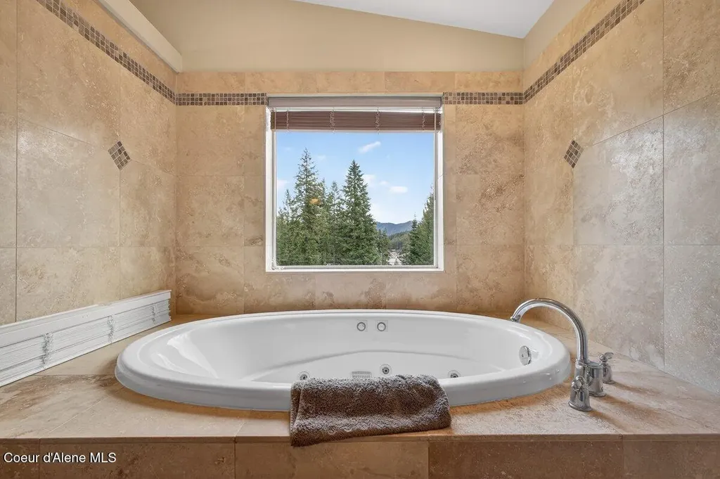 33885 N Moonbeam Court Bayview ID 83803