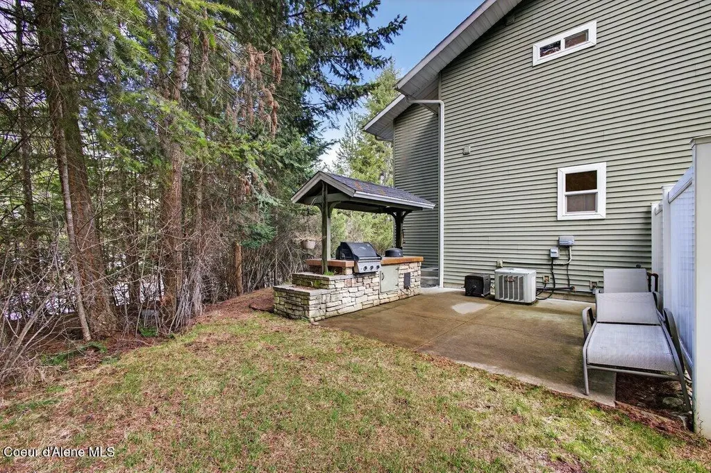 33885 N Moonbeam Court Bayview ID 83803