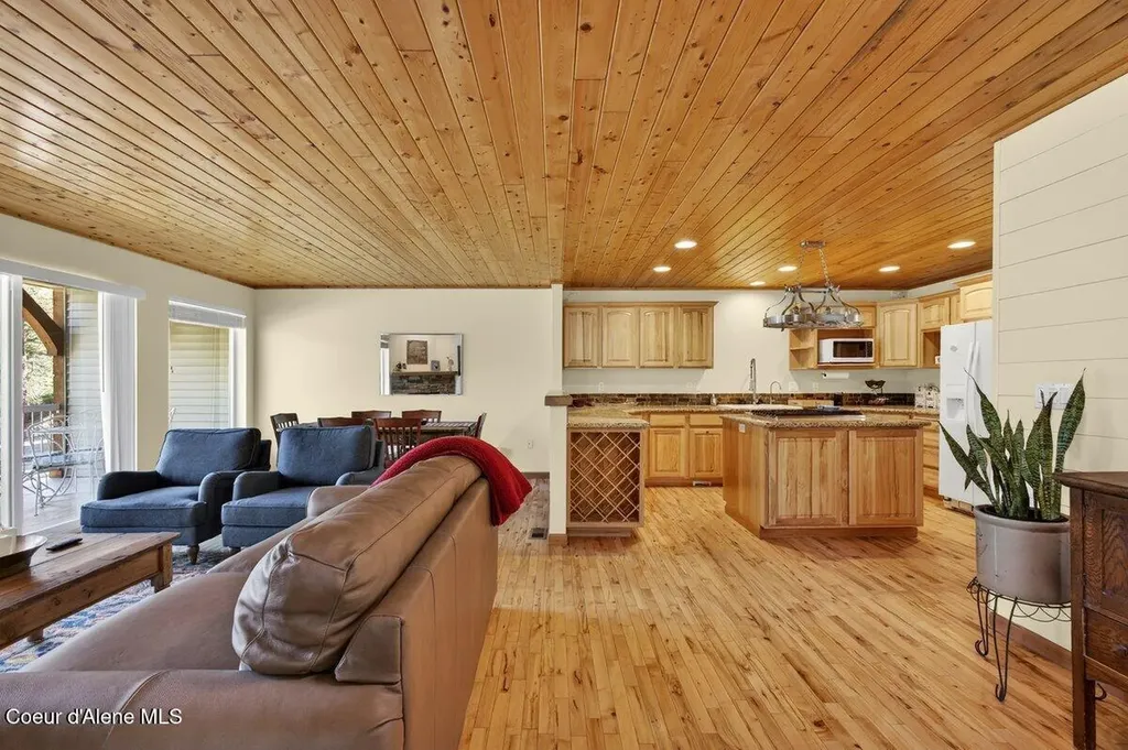 33885 N Moonbeam Court Bayview ID 83803