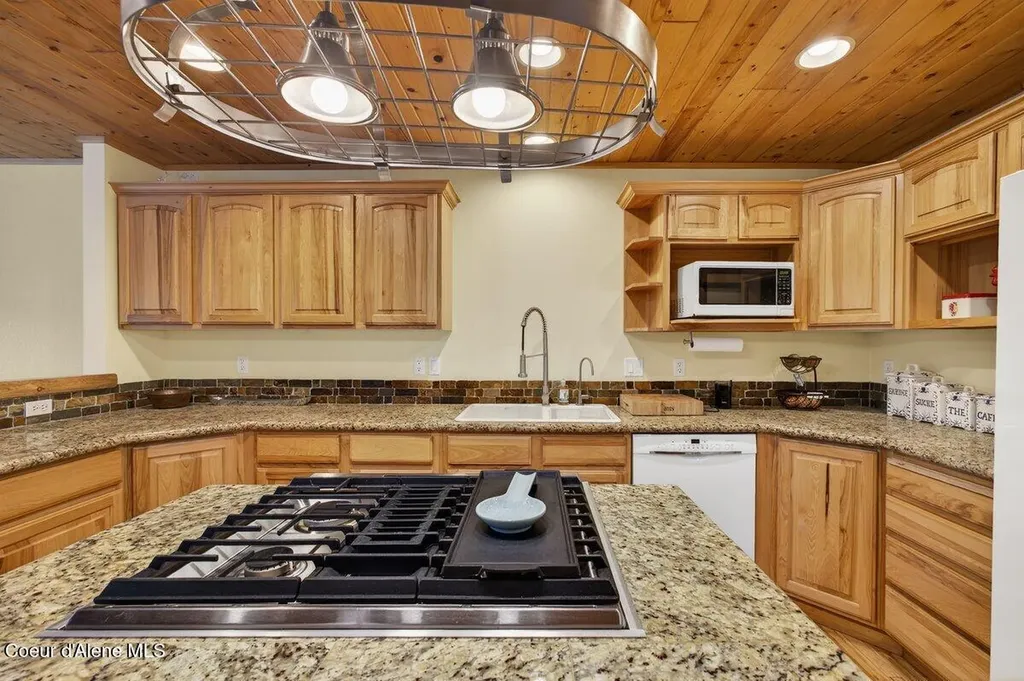 33885 N Moonbeam Court Bayview ID 83803