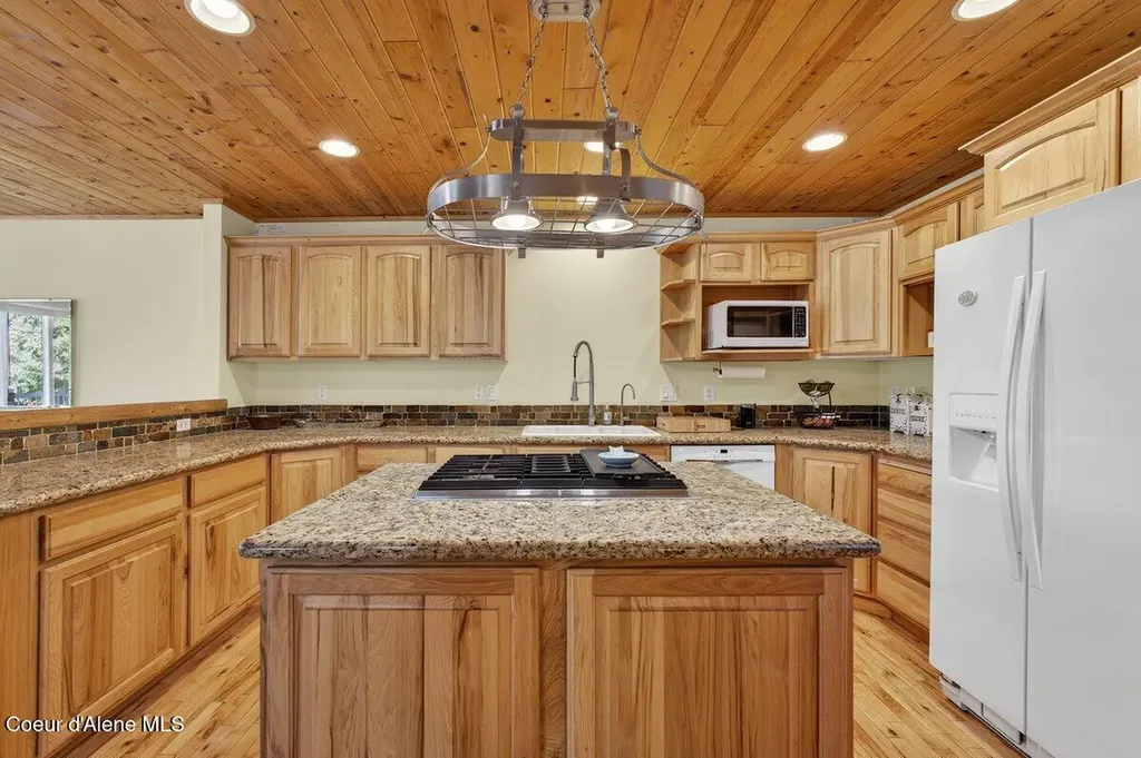 33885 N Moonbeam Court Bayview ID 83803