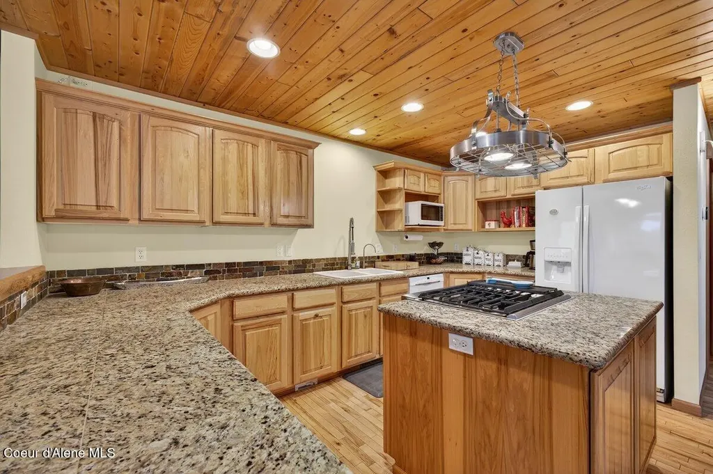 33885 N Moonbeam Court Bayview ID 83803