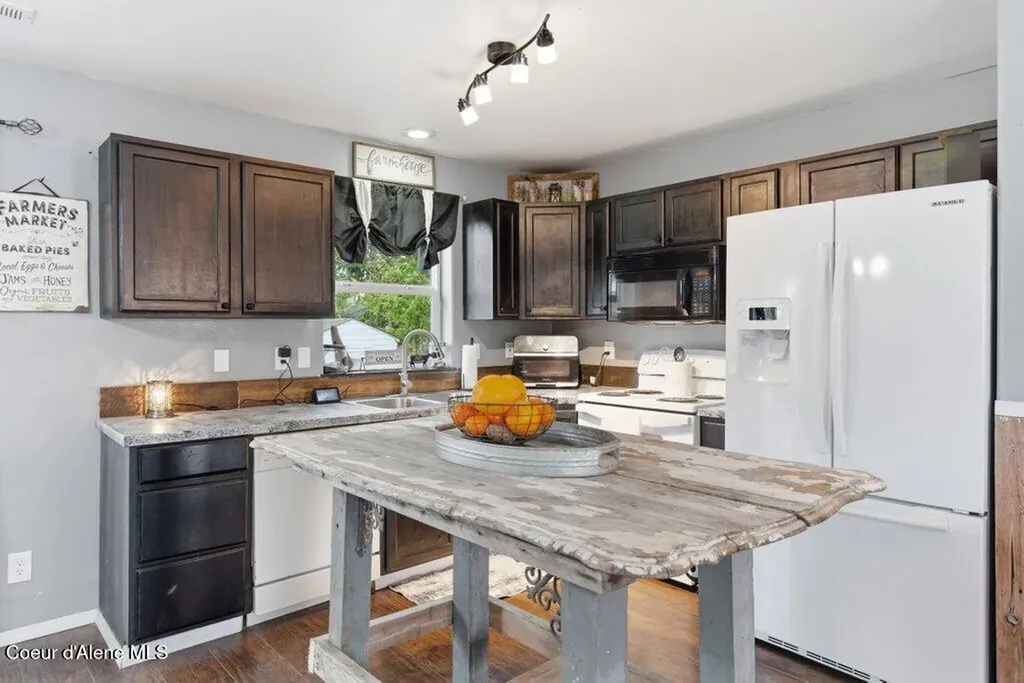 31720 N Barbara Avenue Spirit Lake ID 83869