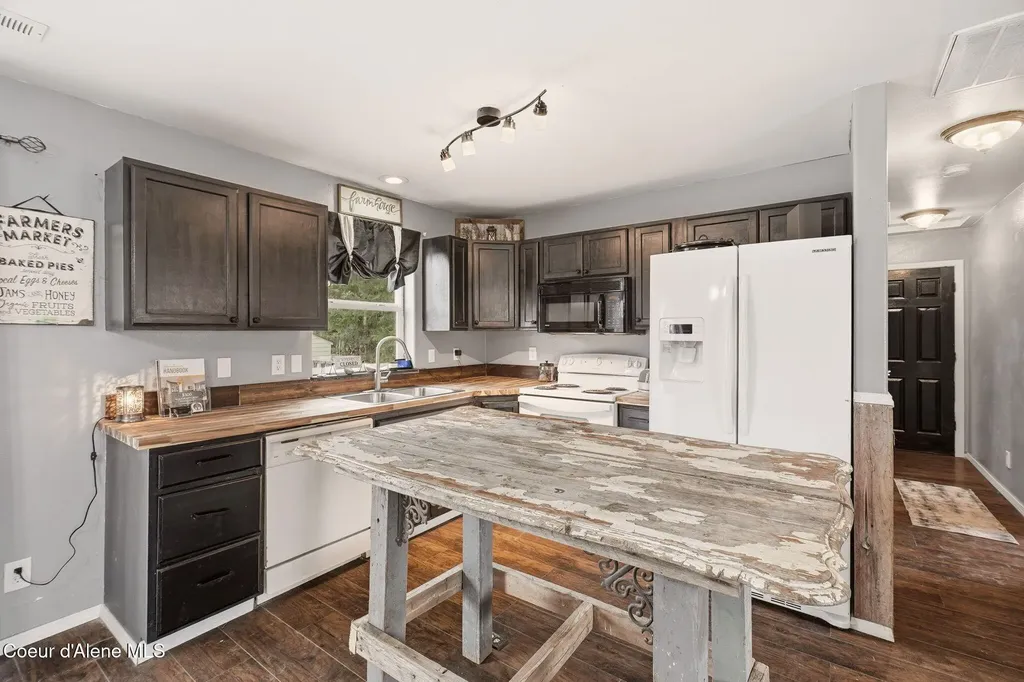 31720 N Barbara Avenue Spirit Lake ID 83869
