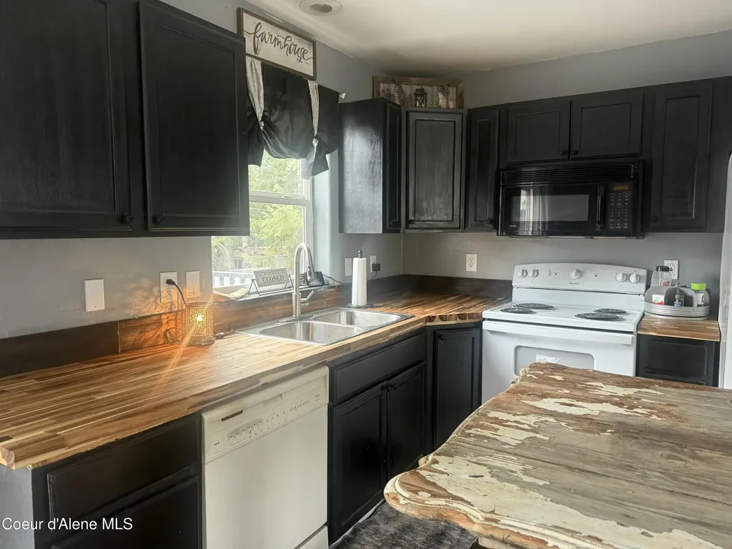 31720 N Barbara Avenue Spirit Lake ID 83869