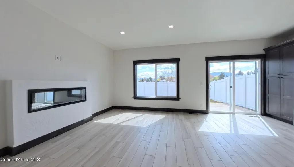 214 E Lobo Loop Hayden ID 83835