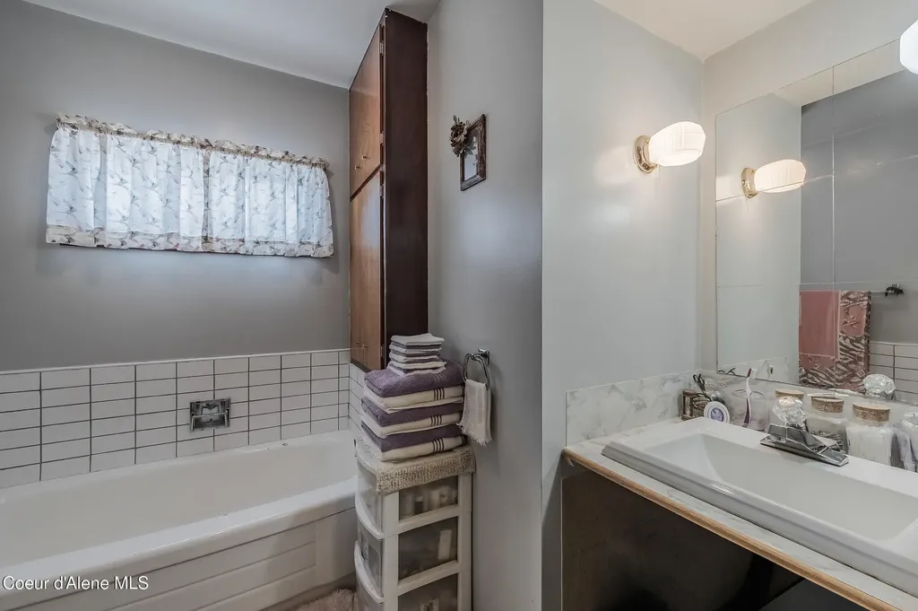 605 Lewiston Avenue Pinehurst ID 83850