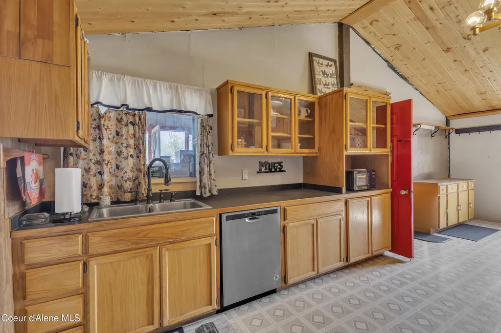 396 Wakena Lane Priest River ID 83856