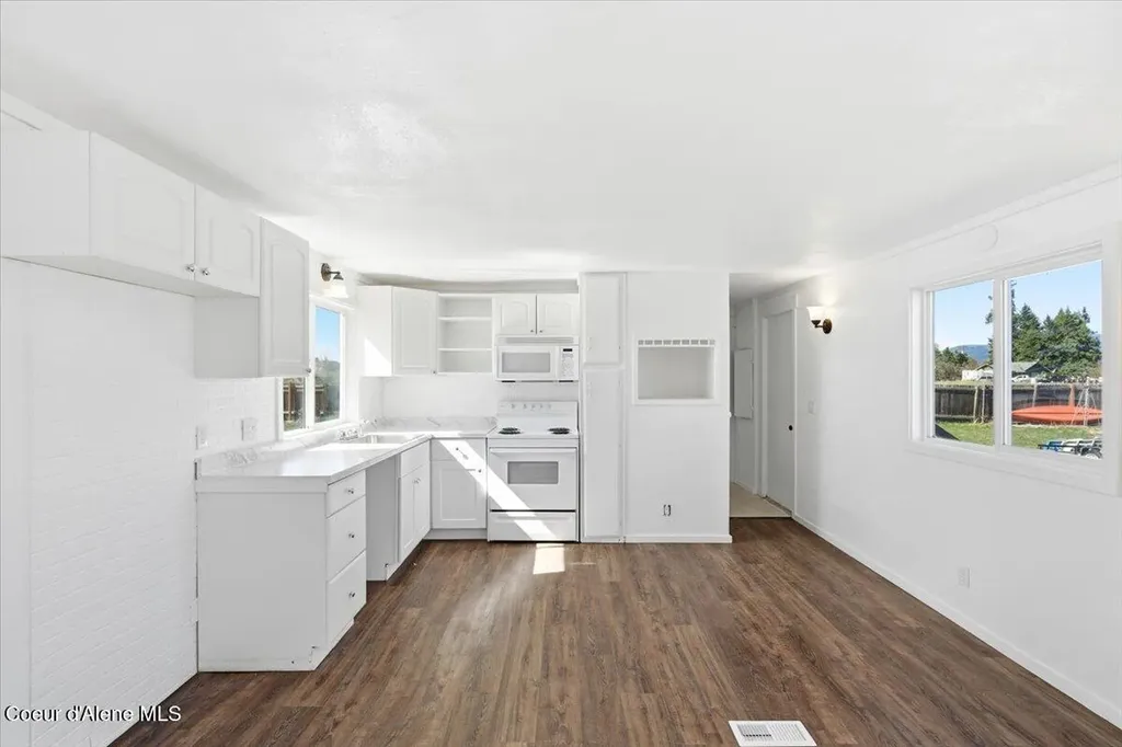10657 N Benoit Street Hayden ID 83835