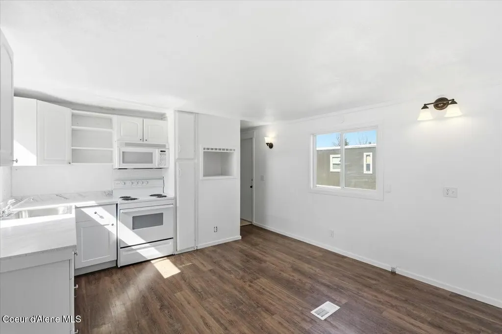 10657 N Benoit Street Hayden ID 83835