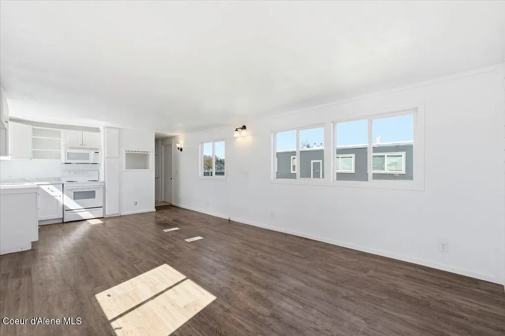 10657 N Benoit Street Hayden ID 83835