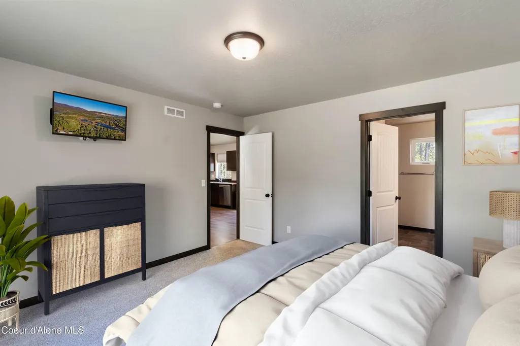 1279 Gypsy Bay Road Sagle ID 83860