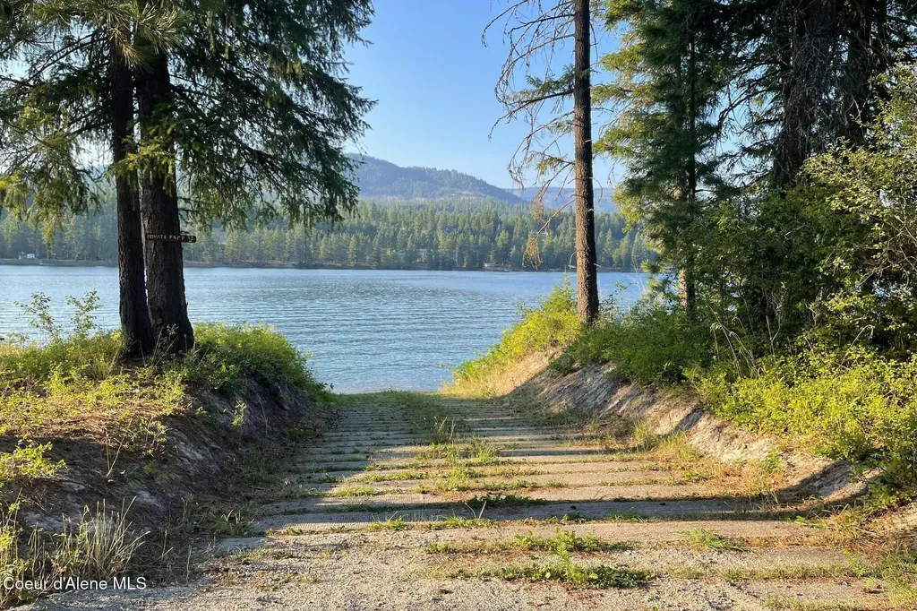 1279 Gypsy Bay Road Sagle ID 83860