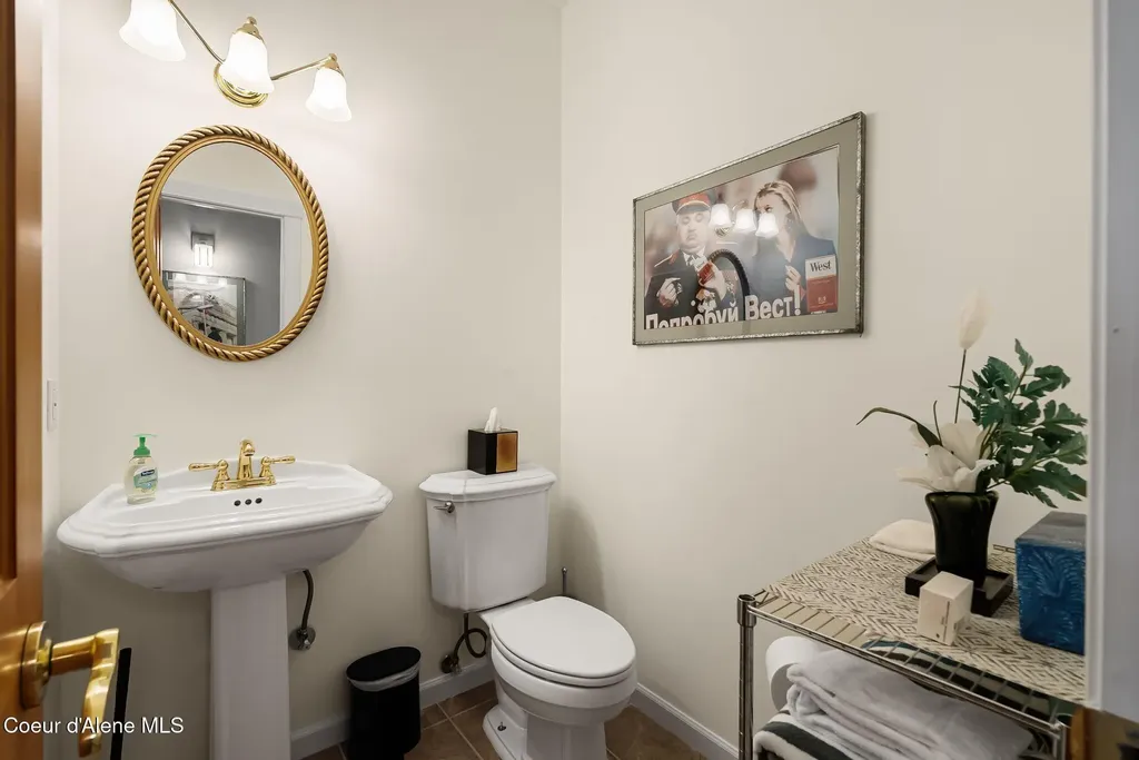 516 Kiebert Loop Hope ID 83836