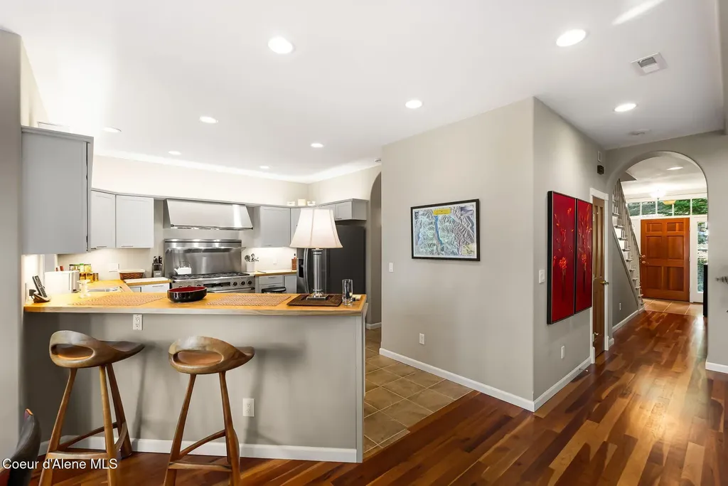 516 Kiebert Loop Hope ID 83836