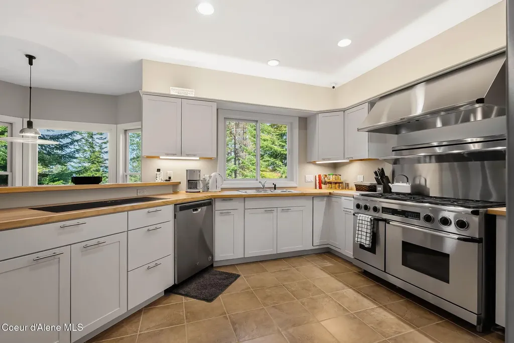 516 Kiebert Loop Hope ID 83836