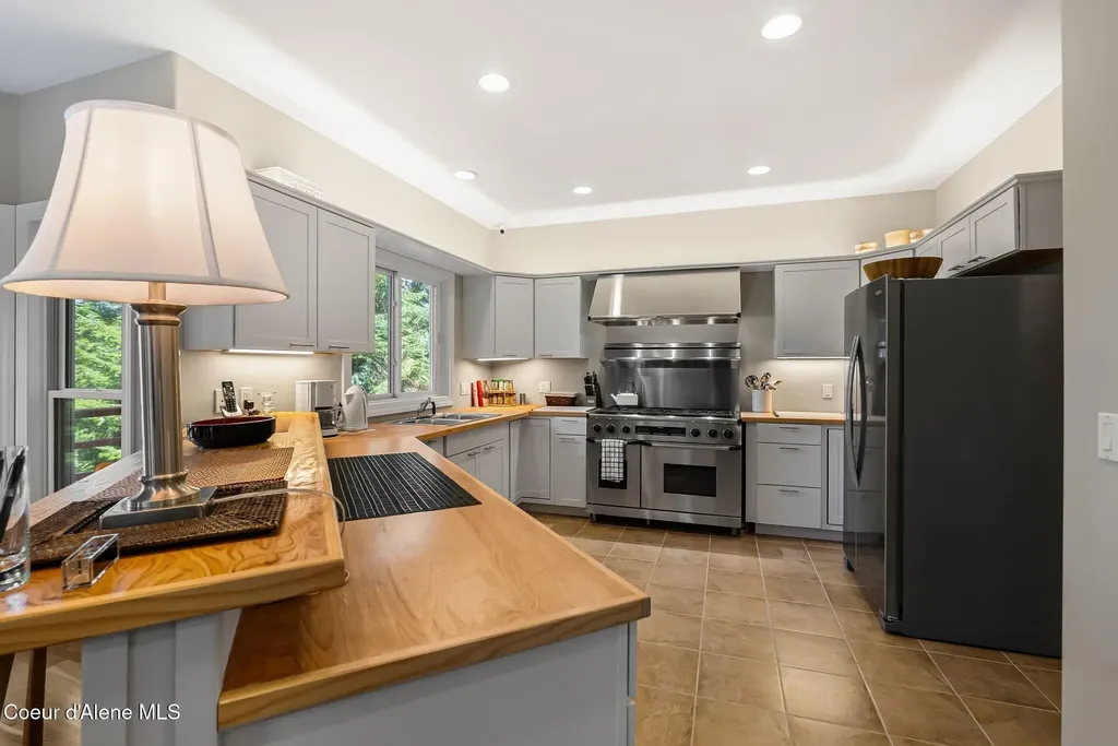 516 Kiebert Loop Hope ID 83836