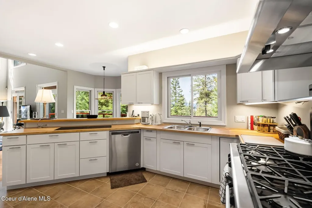 516 Kiebert Loop Hope ID 83836
