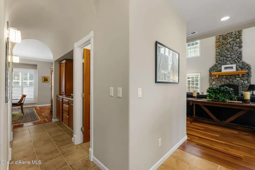 516 Kiebert Loop Hope ID 83836