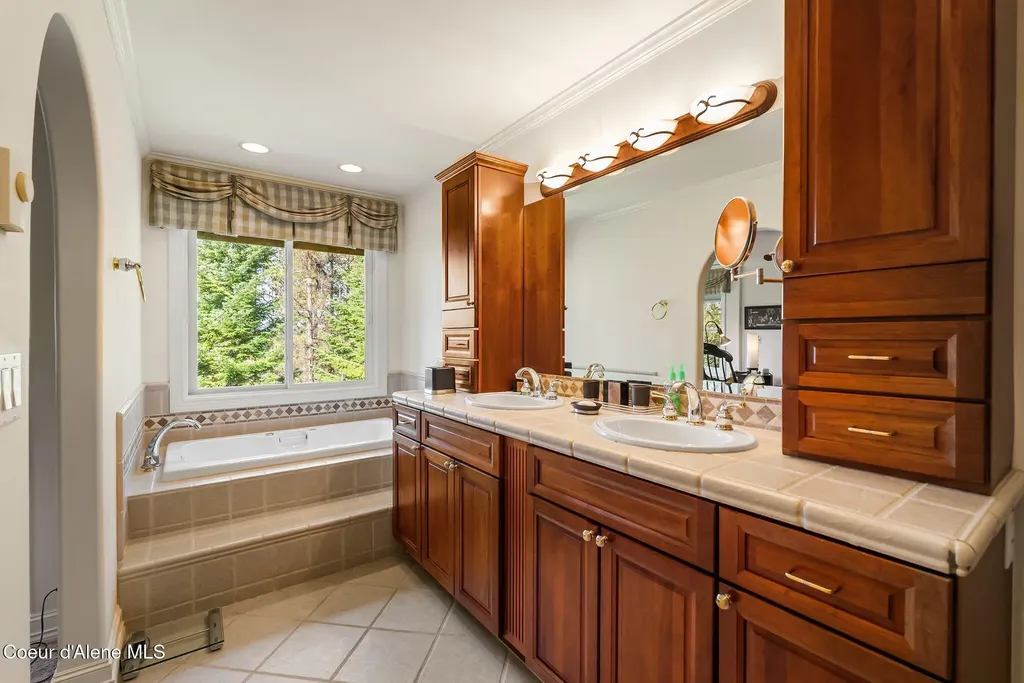 516 Kiebert Loop Hope ID 83836
