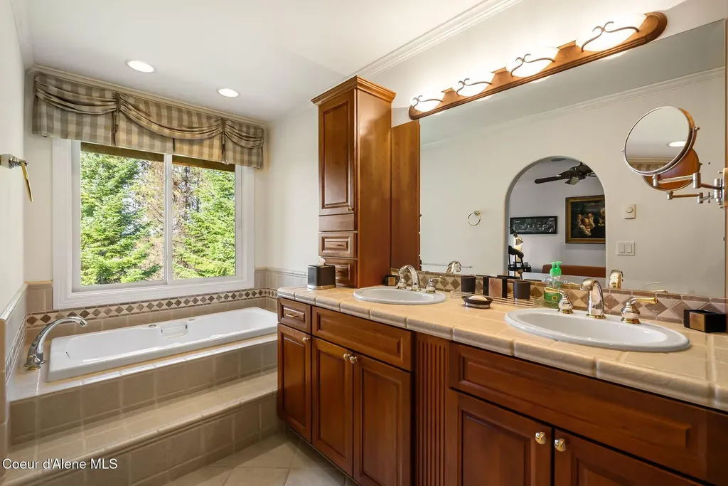 516 Kiebert Loop Hope ID 83836