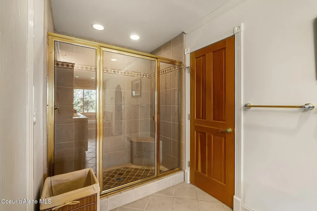 516 Kiebert Loop Hope ID 83836