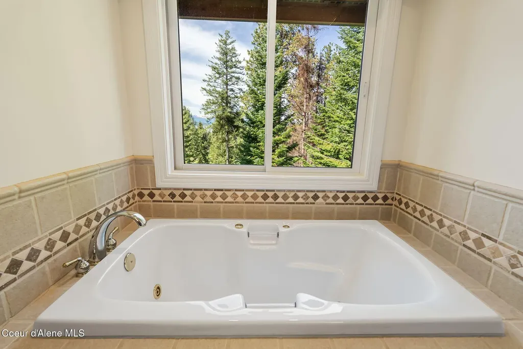 516 Kiebert Loop Hope ID 83836