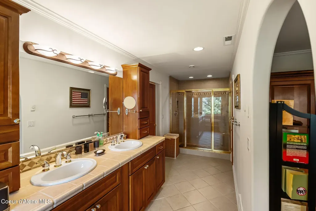 516 Kiebert Loop Hope ID 83836