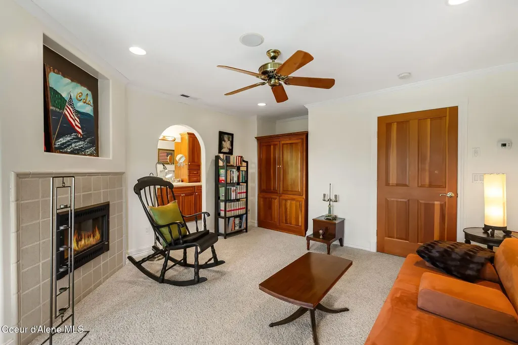 516 Kiebert Loop Hope ID 83836
