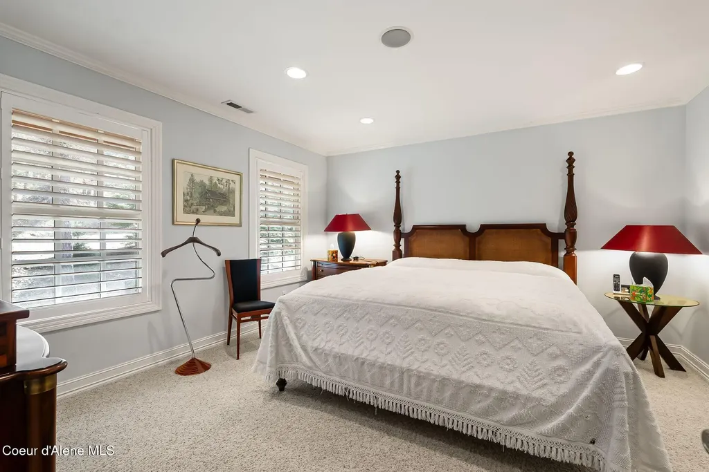 516 Kiebert Loop Hope ID 83836