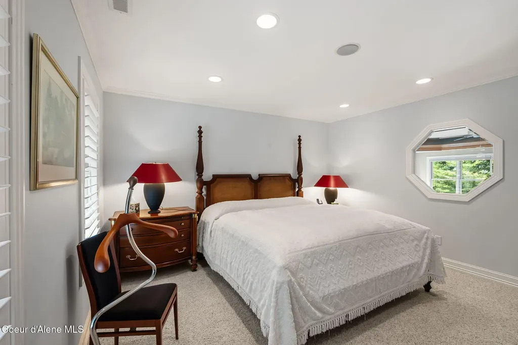 516 Kiebert Loop Hope ID 83836