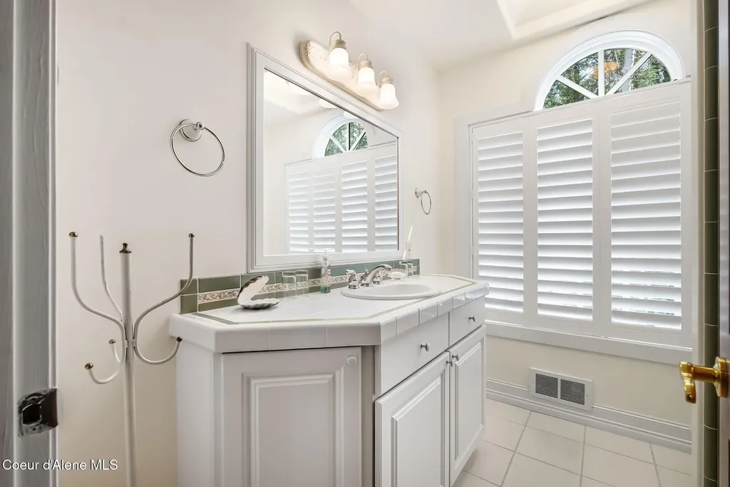 516 Kiebert Loop Hope ID 83836