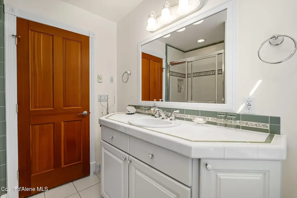 516 Kiebert Loop Hope ID 83836